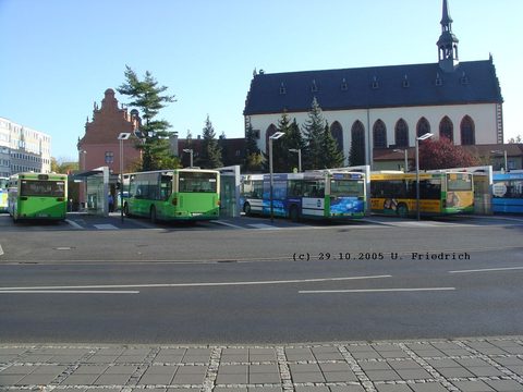 Nun sind wir aber wieder auf der Erde gelandet. Seit die Linien zu den Hauptverkehrszeiten zeitlich versetzt fahren, ist es nur selten noch richtig vo