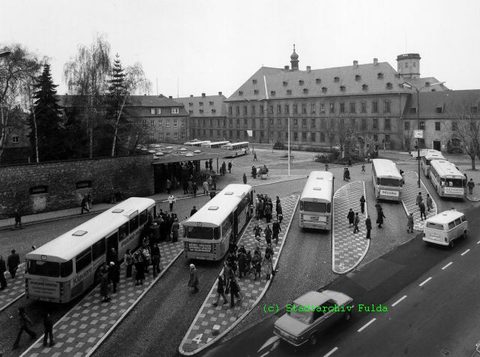 Ein bis in die neunziger Jahre hinein beibehaltenes System, bei dem die Linien zeitgleich abfuhren, sorgte nicht nur für einen vollen Busbahnhof, der 