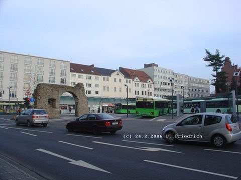 Ein Blick Richtung Rabanusstraße aus anderer Perspektive. Neben zwei Üwag-Solaris U12 ist auch ein O 530 G der Fulda Bus GmbH zu sehen