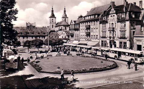 In den fünfziger Jahren war der Universitätsplatz, heute ein Teil der Fußgängerzone, der zentrale Anfahrtspunkt der städtischen Buslinien. Die Aufnahm