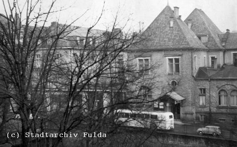 Ein früher Krauss-Maffei, einer von sieben in den Jahren 1949 und 1950 angeschafften O 131 vor dem Europa Haus in der Rabanusstraße. Dieses hatte zwar