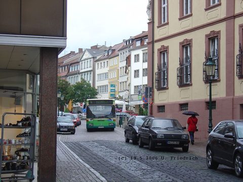 Es wird eng: Heute ist es nur noch in Ausnahmefällen anzutreffen, daß einige Busse durch die enge Altstadt kommen, wie es früher einmal regulär bei de