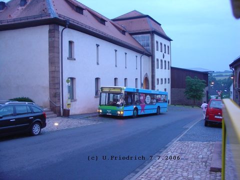 Shuttleverkehr anläßlich der 4. Fuldaer Museumsnacht am 7. Juli 2006: Hier ist es noch früher Abend: Die Haltestelle an der Probstei Johannesberg ...