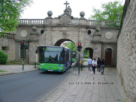Dafür wird es heute hier eng: Ein Lion´s City, unterwegs auf Linie 1, tastet sich durchs Paulustor, durch das zu früheren Zeiten keine Linie führte