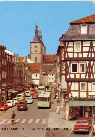 Zwei MAN 750 HO in der Marktstraße, die schon viele Jahre Fußgängerzone ist. Die älteren Baujahre hatten runde Rückleuchten und das Nummernschild auf 