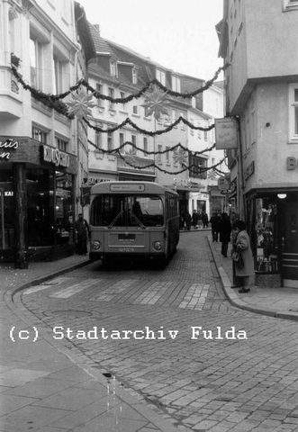 Ein MAN SL200 in der weihnachtlich geschmückten Marktstraße 1974 Vielen Dank an das Stadtarchiv Fulda!