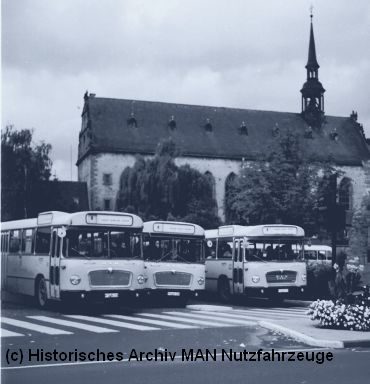 Rechts ein späteres Baujahr, links zwei frühere Metrobusse - und im Hintergrund noch ein Krauss-Maffei: In den Sechzigern am Stadtschloß