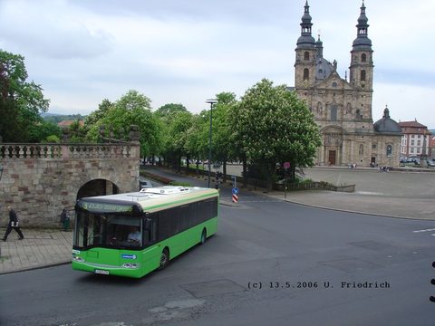 Ein bekannteres Wahrzeichen dürfte der Dom sein. Hier biegt gerade ein Solaris U12 in die Pauluspromenade ein ...