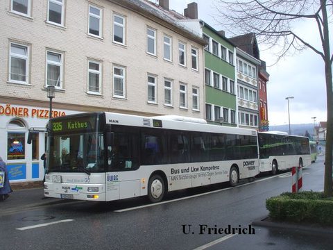 Und auf der Fahrerseite: Bus und LKW Kompetenz. Hier auf Linie 335 nach Kathus im März 2008 in der Breitenstraße:
