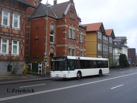 Im April des gleichen Jahres entstand diese Aufnahme des Busses unterwegs als Schulbus