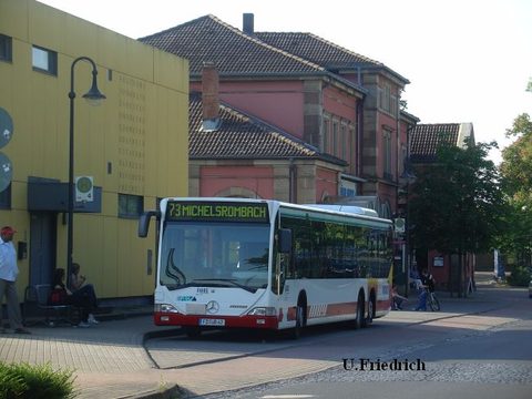 Vor dem Hünfelder Bahnhof: Bereit zur Rückfahrt nach Michelsrombach auf Linie 73 Seit 2011 ist der Bus im Schülerverkehr in Fulda im Einsatz. Eine Au