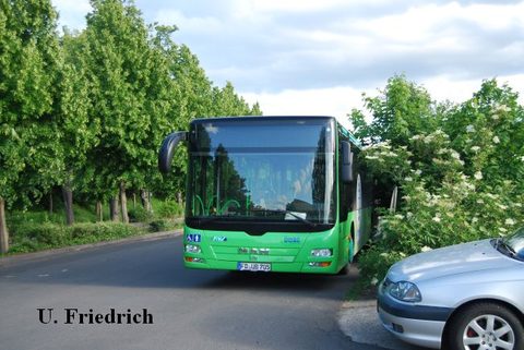 Der Bus auf dem Abstellplatz neben dem Bahnhof in Hünfeld - Juni 2012