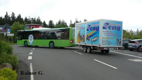 ... so dass er als Rhönradbus mit Fahrradanhänger eingesetzt werden kann, wie hier von Rainer auf der Wasserkuppe Anfang Juli 2012 gesehen