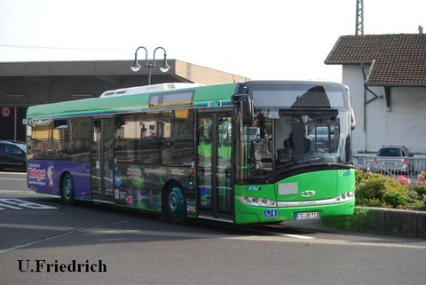*neu Im August 2012 am ZOB: Nun hat der Bus eine Werbezusammenstellung für mehrere Unternehmen: Auf der Türseite sind dies "Kanutours Fulda" sowie "Fa