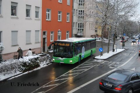 Die erste Aufnahme stammt vom Dezember 2011: Im Schneetreiben auf dem Weg zum ZOB