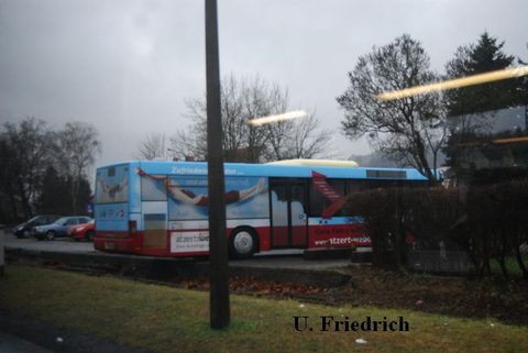 Diese zugegebenermaßen etwas merkwürdige Aufnahme entstand aus dem fahrenden Zug, genauer gesagt, aus dem Regionalexpress nach Frankfurt, der gerade d