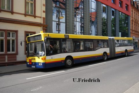 Im Mai 2011 wartet er um die Mittagszeit in der Rabanusstraße auf den Schulschluß